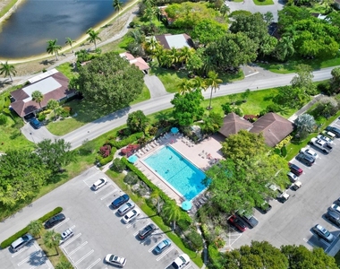 3050 N Palm Aire Drive - Photo Thumbnail 4