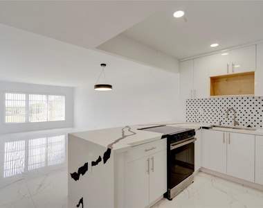 3050 N Palm Aire Drive - Photo Thumbnail 16
