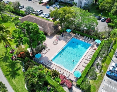 3050 N Palm Aire Drive - Photo Thumbnail 6