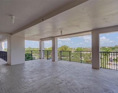 3050 N Palm Aire Drive - Photo Thumbnail 9