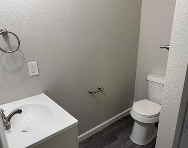 925 Bluewood Drive - Photo Thumbnail 14
