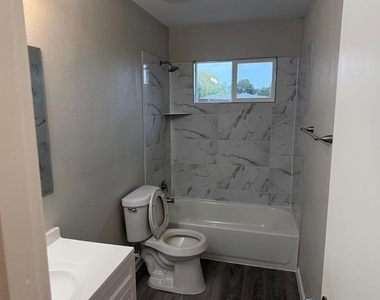 925 Bluewood Drive - Photo Thumbnail 5