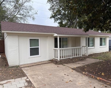 925 Bluewood Drive - Photo Thumbnail 23