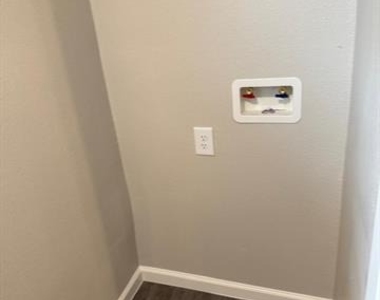 925 Bluewood Drive - Photo Thumbnail 27