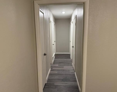 925 Bluewood Drive - Photo Thumbnail 9