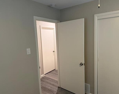 925 Bluewood Drive - Photo Thumbnail 7