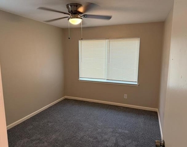 925 Bluewood Drive - Photo Thumbnail 3