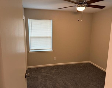 925 Bluewood Drive - Photo Thumbnail 4