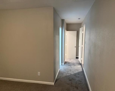 925 Bluewood Drive - Photo Thumbnail 20