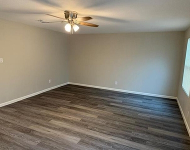 925 Bluewood Drive - Photo Thumbnail 18