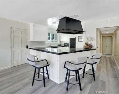 216 Collins - Photo Thumbnail 3