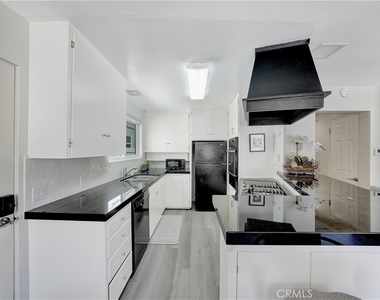 216 Collins - Photo Thumbnail 6