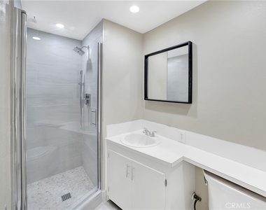 216 Collins - Photo Thumbnail 12