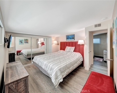 216 Collins - Photo Thumbnail 9