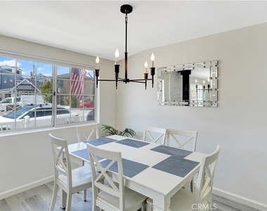 216 Collins - Photo Thumbnail 2