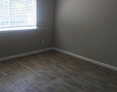 5625 Antoine Drive - Photo Thumbnail 6