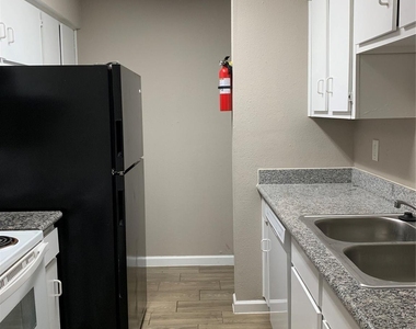 5625 Antoine Drive - Photo Thumbnail 15