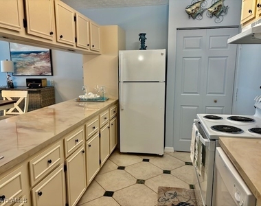 60 Pelican Street W - Photo Thumbnail 3