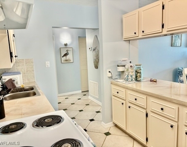 60 Pelican Street W - Photo Thumbnail 4