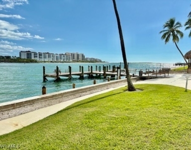 60 Pelican Street W - Photo Thumbnail 1