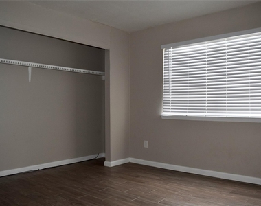 5625 Antoine Drive - Photo Thumbnail 4