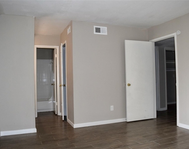5625 Antoine Drive - Photo Thumbnail 2