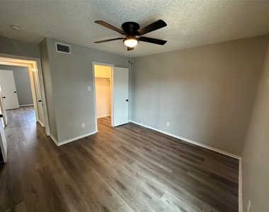 9711 Linkmeadow Lane - Photo Thumbnail 4