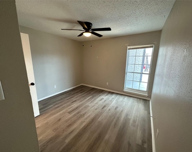 9711 Linkmeadow Lane - Photo Thumbnail 12