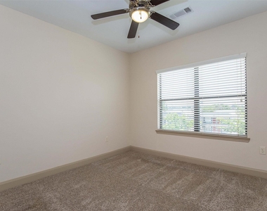 2930 Plum Creek Lane - Photo Thumbnail 6