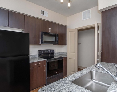 2930 Plum Creek Lane - Photo Thumbnail 4