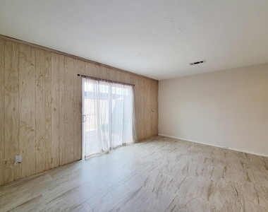 1815 Country Village Boulevard - Photo Thumbnail 14