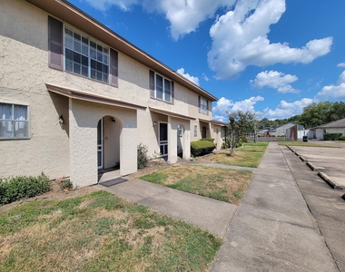 1815 Country Village Boulevard - Photo Thumbnail 33