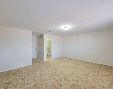 1815 Country Village Boulevard - Photo Thumbnail 4