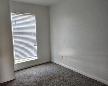 5625 Antoine Drive - Photo Thumbnail 3