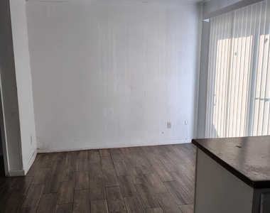 5625 Antoine Drive - Photo Thumbnail 4