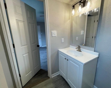 9711 Linkmeadow Lane - Photo Thumbnail 14