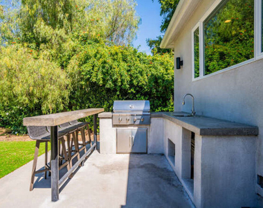 5907 Jumilla Avenue - Photo Thumbnail 10