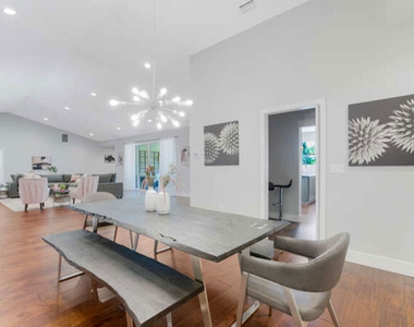 5907 Jumilla Avenue - Photo Thumbnail 6