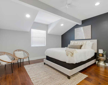 5907 Jumilla Avenue - Photo Thumbnail 16