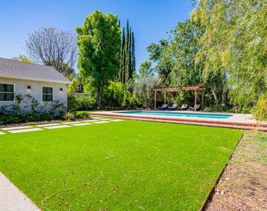 5907 Jumilla Avenue - Photo Thumbnail 13