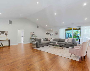5907 Jumilla Avenue - Photo Thumbnail 8