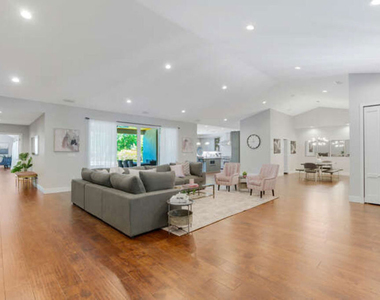 5907 Jumilla Avenue - Photo Thumbnail 12