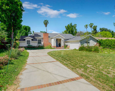 5907 Jumilla Avenue - Photo Thumbnail 9