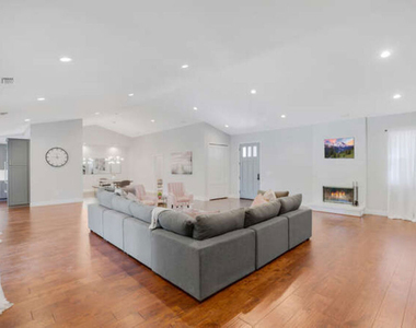 5907 Jumilla Avenue - Photo Thumbnail 21
