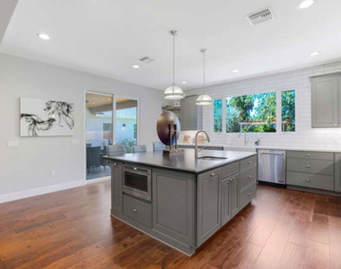 5907 Jumilla Avenue - Photo Thumbnail 24