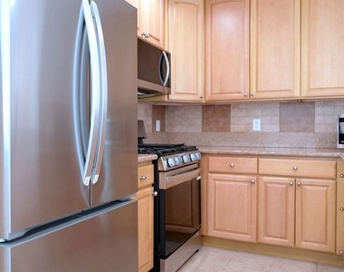 9005 Cynthia Street - Photo Thumbnail 7