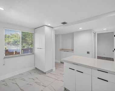 14375 Strathmore Lane - Photo Thumbnail 9