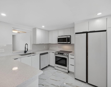 14375 Strathmore Lane - Photo Thumbnail 4
