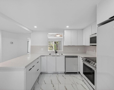 14375 Strathmore Lane - Photo Thumbnail 5
