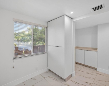 14375 Strathmore Lane - Photo Thumbnail 10
